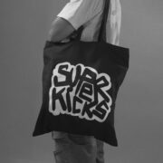 Superkicks | SUPERKICKS PLAY LOGO M TOTE { BLACK