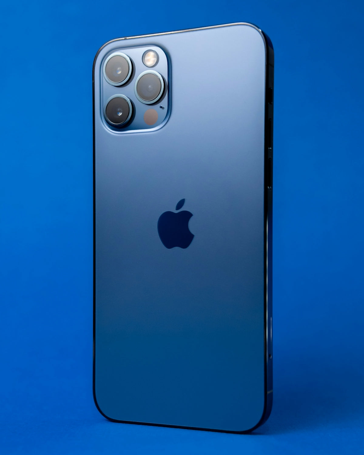 Explore Stylish Protection for Your Devices: Premium iPhone 15 Pro Max Cases to Transparent Silicone for OnePlus 12R and BeyondS