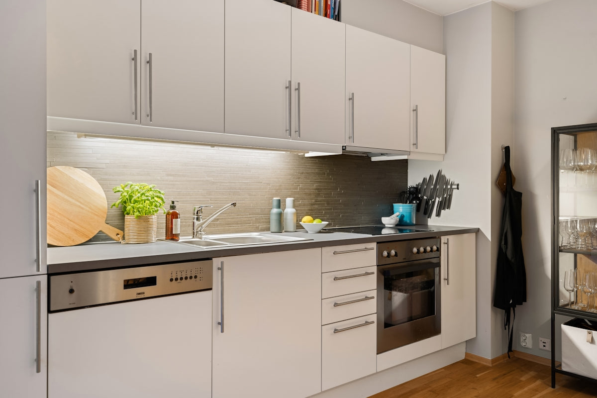 Integrating the Teramo Red Glaze Serving Bowl into Smart Kitchen and Modular Designs with Modern Accessories